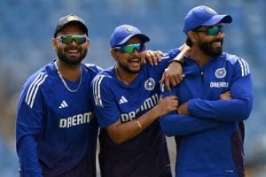 Gavaskar Calls for Kuldeep Yadav's Inclusion, Regardless of Bumrah's Fitness, After India's Test Defeat