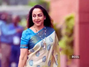 Hema Malini Reveals Early Career Shyness: Bollywood Legend Recalls Being Mistaken for Arrogant
Hoặc (nếu muốn tập trung vào vai Basanti):
Hema Malini on Iconic 'Sholay' Role: Basanti's Chatterbox Persona a World Away From My Shy Youth