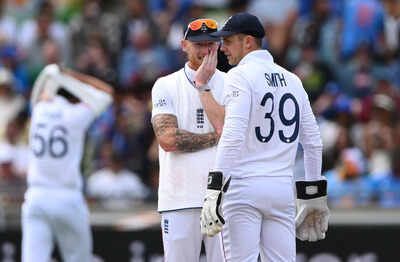Ben Stokes in discussion with Jamie Smith during a match